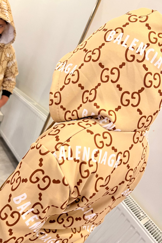نمای نزدیک از طرح لوکس Gucci و Balenciaga روی سویشرت بچگانه