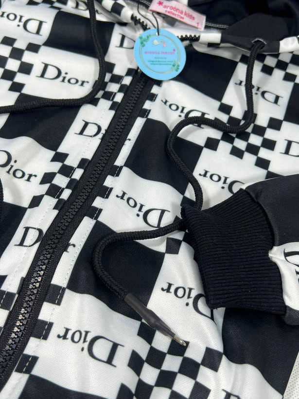 نمای نزدیک پارچه ست سویشرت و شلوار بچگانه طرح شطرنجی Dior با بافت باکیفیت، بدون پرزدهی و مقاوم در برابر تغییر رنگ | آرونا مزون