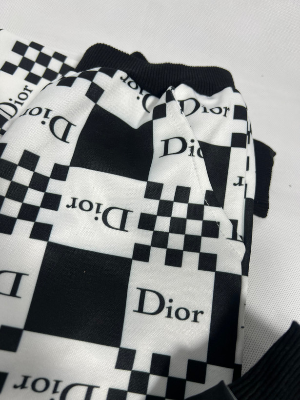 نمای نزدیک جیب شلوار ست سویشرت و شلوار بچگانه طرح شطرنجی Dior با دوخت تمیز و طراحی کاربردی | آرونا مزون